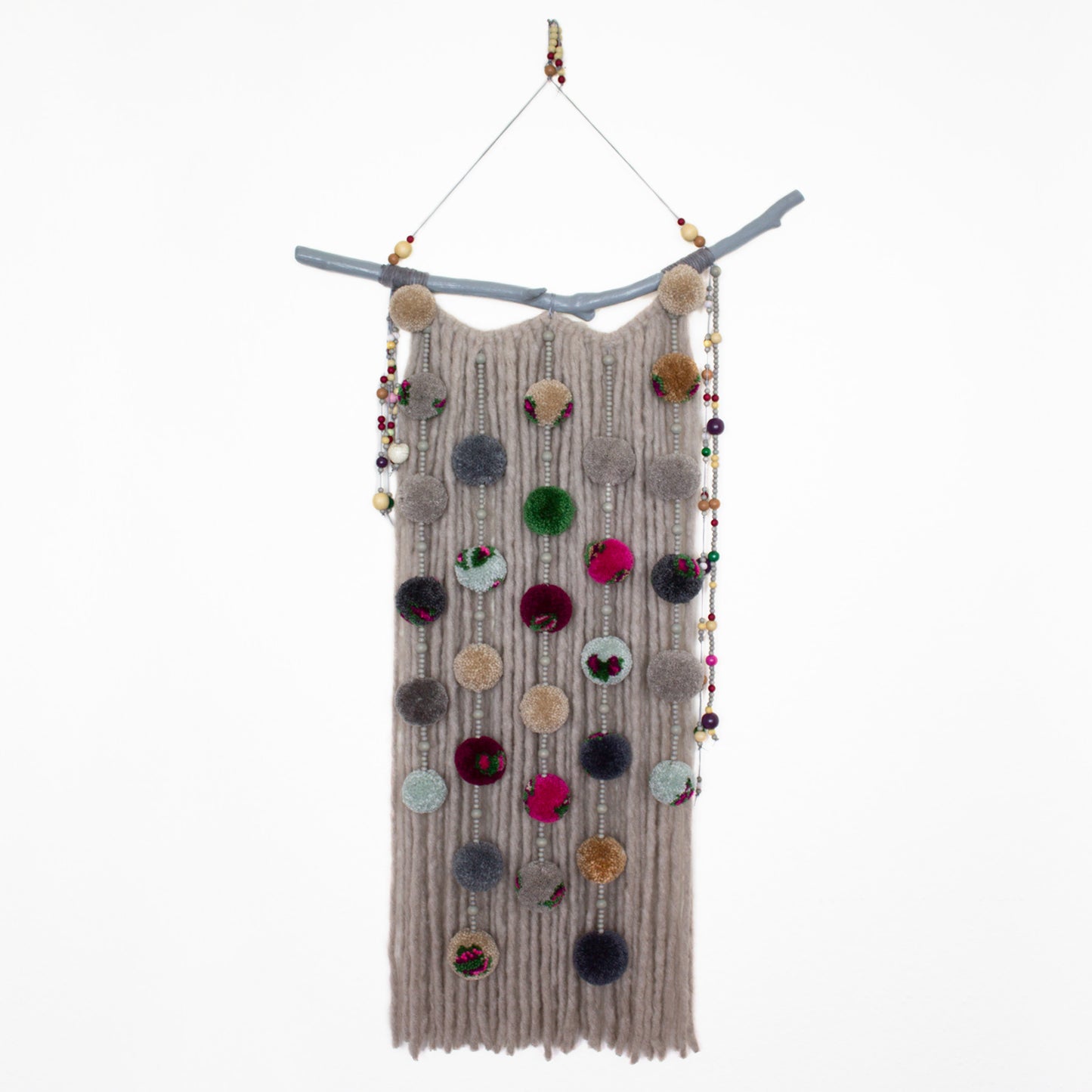 Colgante de pared con pompones: detalles coloridos con cuentas de madera