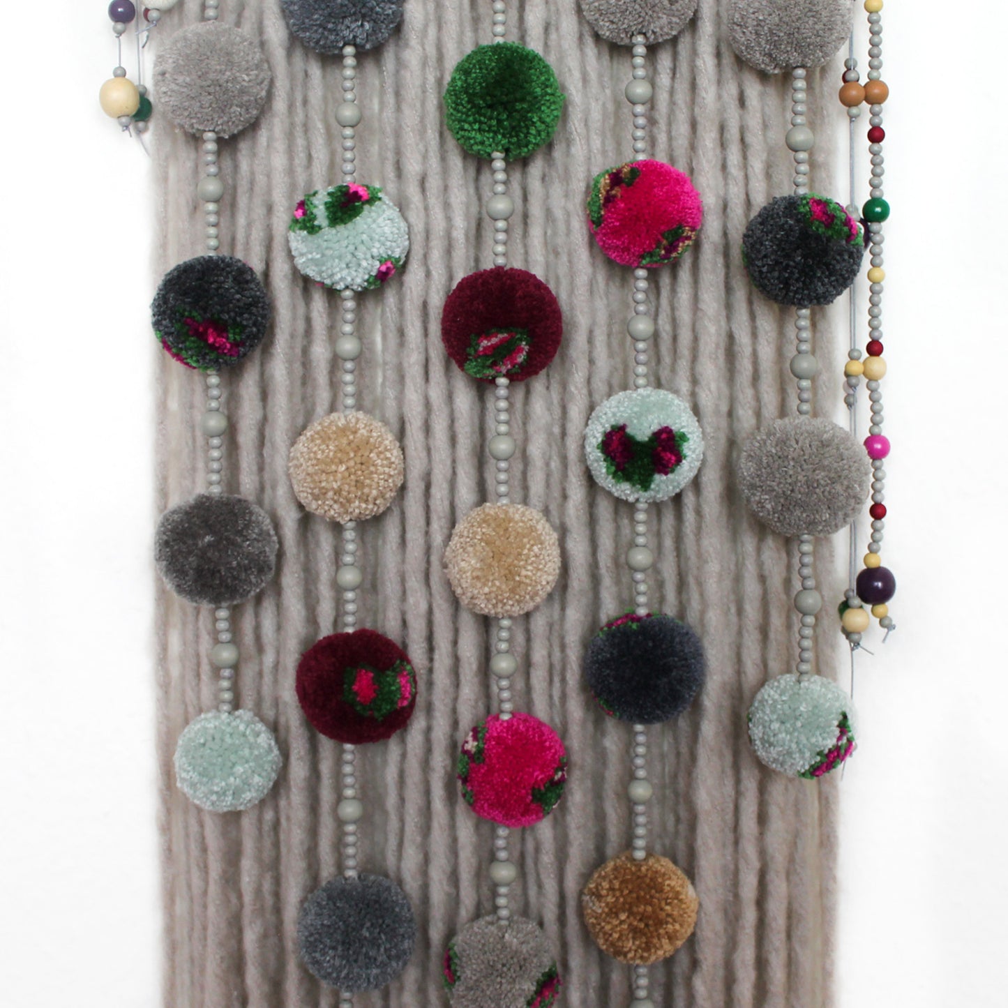 Colgante de pared con pompones: detalles coloridos con cuentas de madera