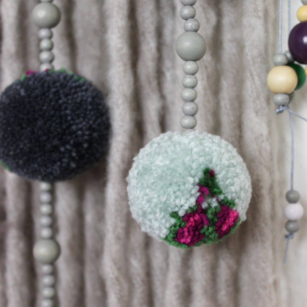 Colgante de pared con pompones: detalles coloridos con cuentas de madera