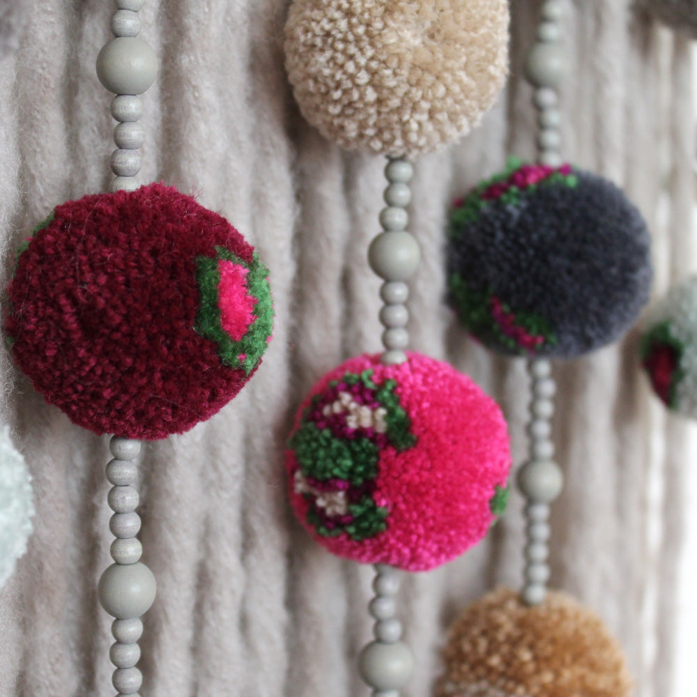 Colgante de pared con pompones: detalles coloridos con cuentas de madera