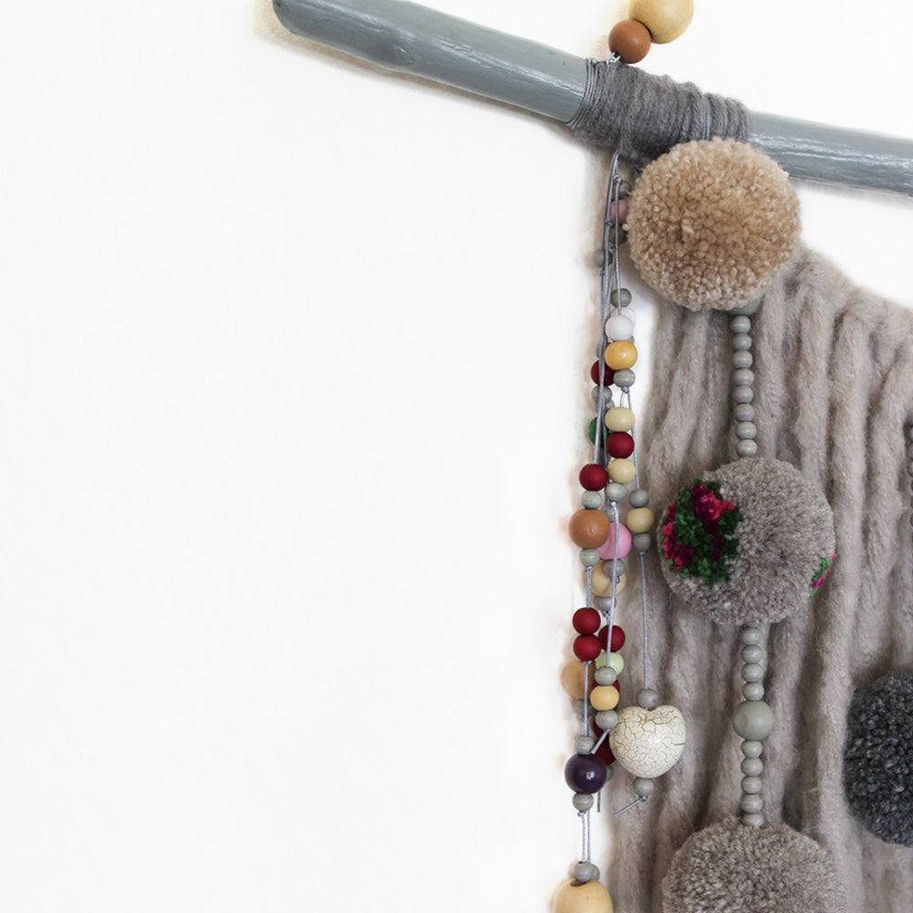 Colgante de pared con pompones: detalles coloridos con cuentas de madera