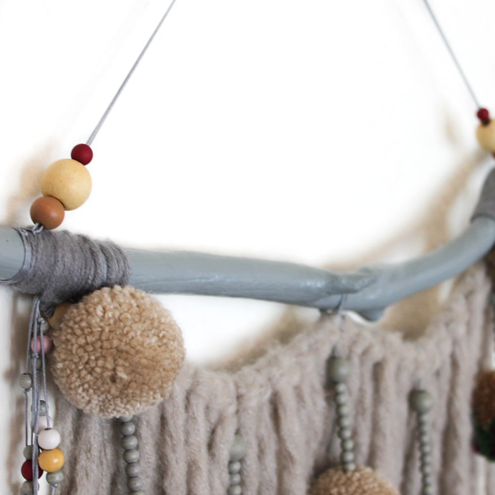 Colgante de pared con pompones: detalles coloridos con cuentas de madera