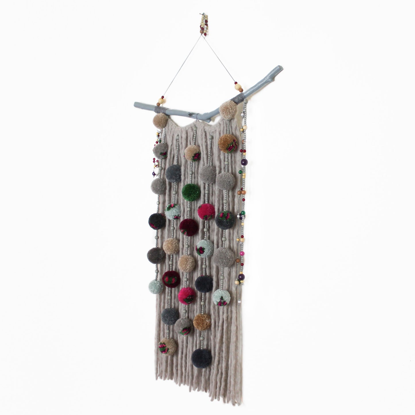 Colgante de pared con pompones: detalles coloridos con cuentas de madera