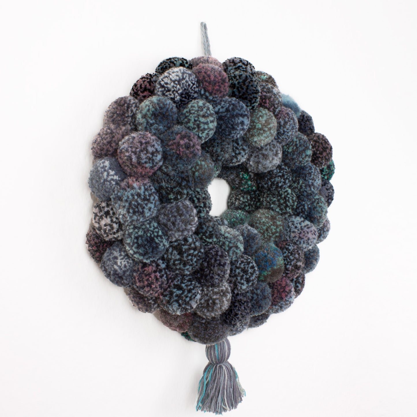 Pom-Pom-Kranz mit Quaste – Boho Wanddeko in Grau, Mint & Pink