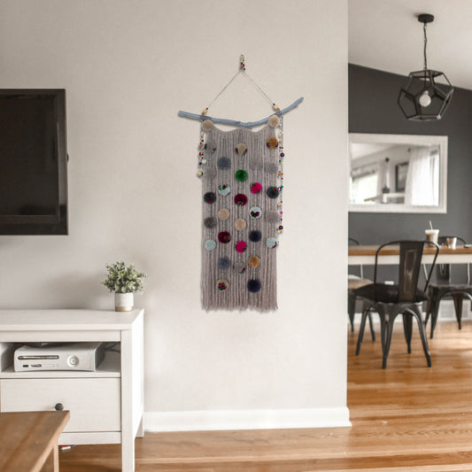 Colgante de pared con pompones: detalles coloridos con cuentas de madera