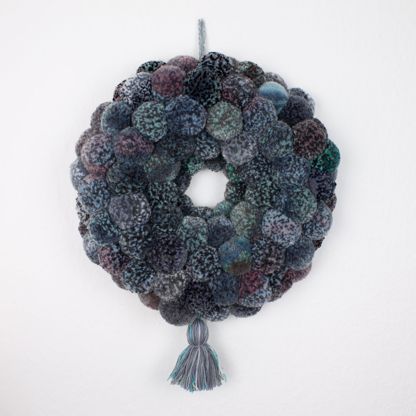 Pom-Pom-Kranz mit Quaste – Boho Wanddeko in Grau, Mint &amp; Pink