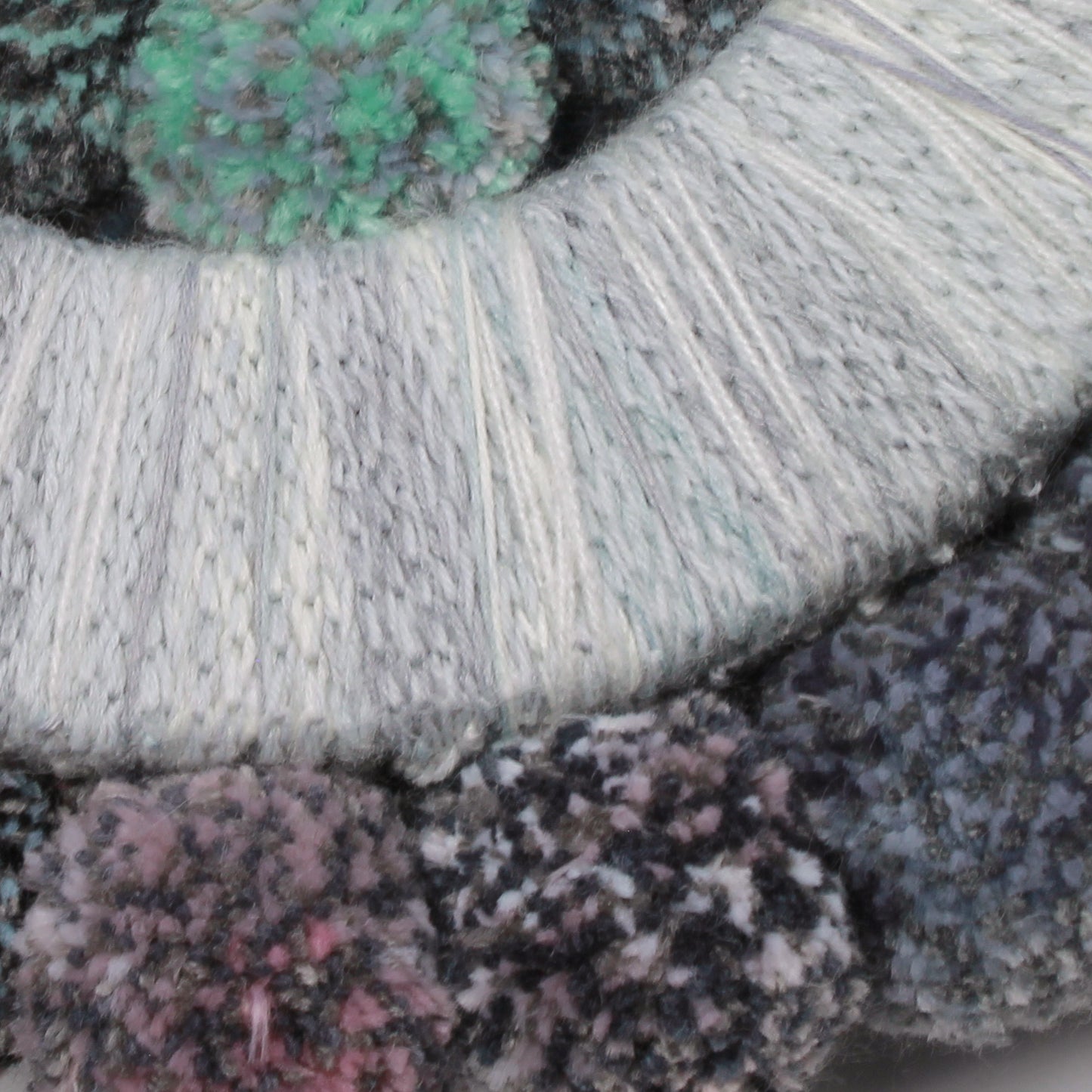 Pom-Pom-Kranz mit Quaste – Boho Wanddeko in Grau, Mint &amp; Pink